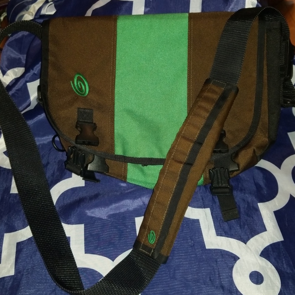 Timbik2 small green and brown messenger.
